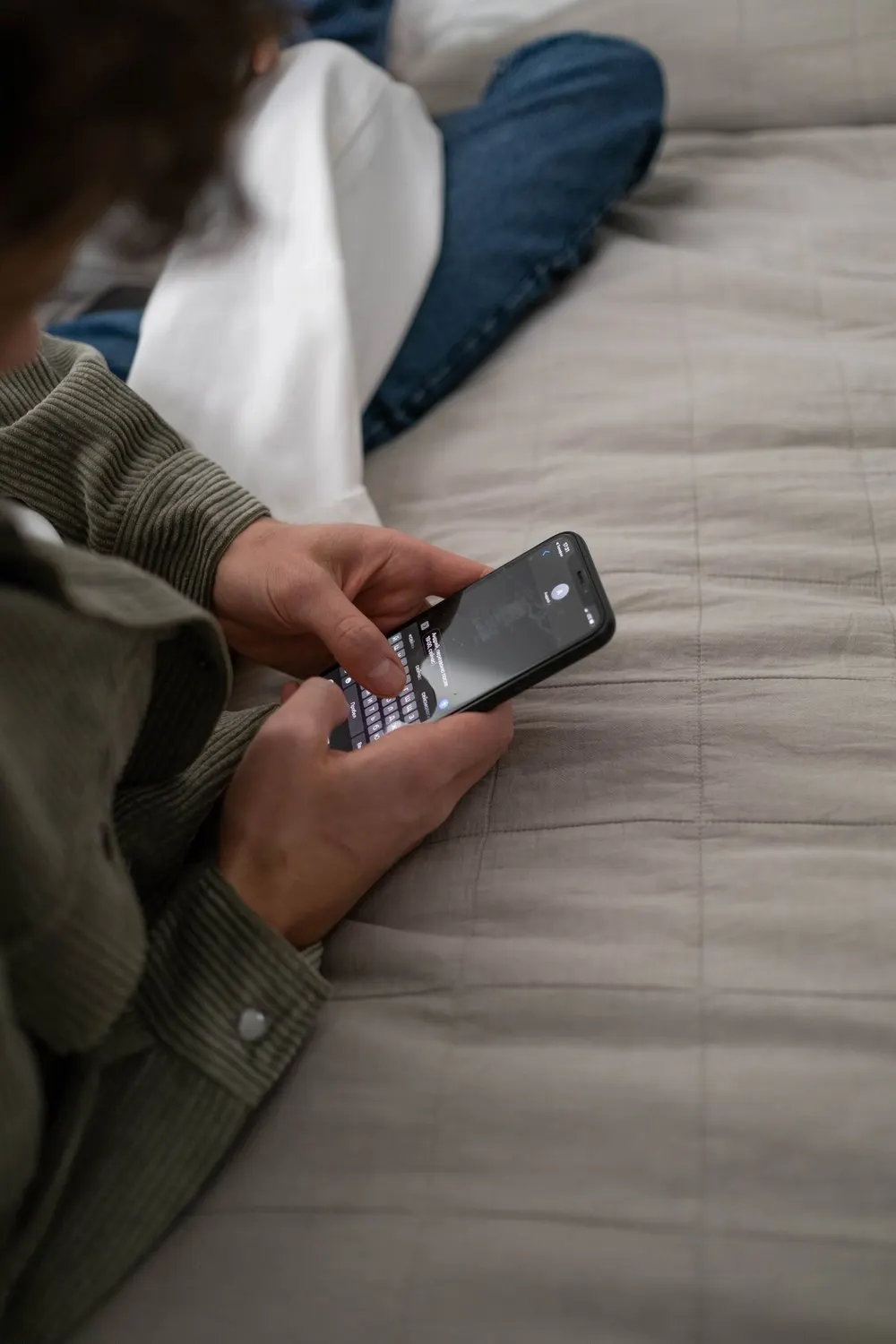 Hender som skriver en melding på mobilen